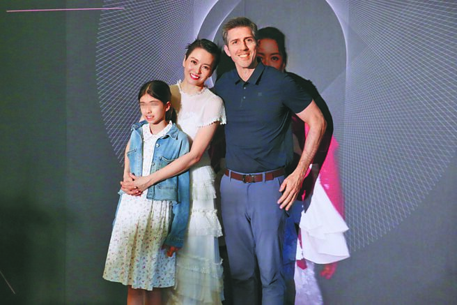 梁詠琪（中）感謝老公（右）及女兒全力支持她。（杜宜諳攝）