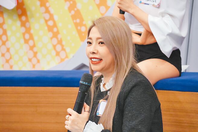 Mei上中天綜藝《小明星大跟班》分享生產時的驚險經歷。（中天綜合台提供）