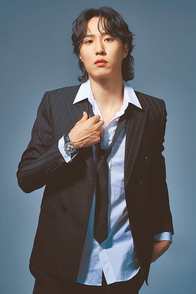 拥有高顏值和184公分瘦长身材的余晋，以一身正装搭配泰格豪雅Carrera Glassbox拱形计时腕表，流露贵公子的时尚品味。（JOJ PHOTO摄，专题企画／中时时尚，服装提供／CELINE）