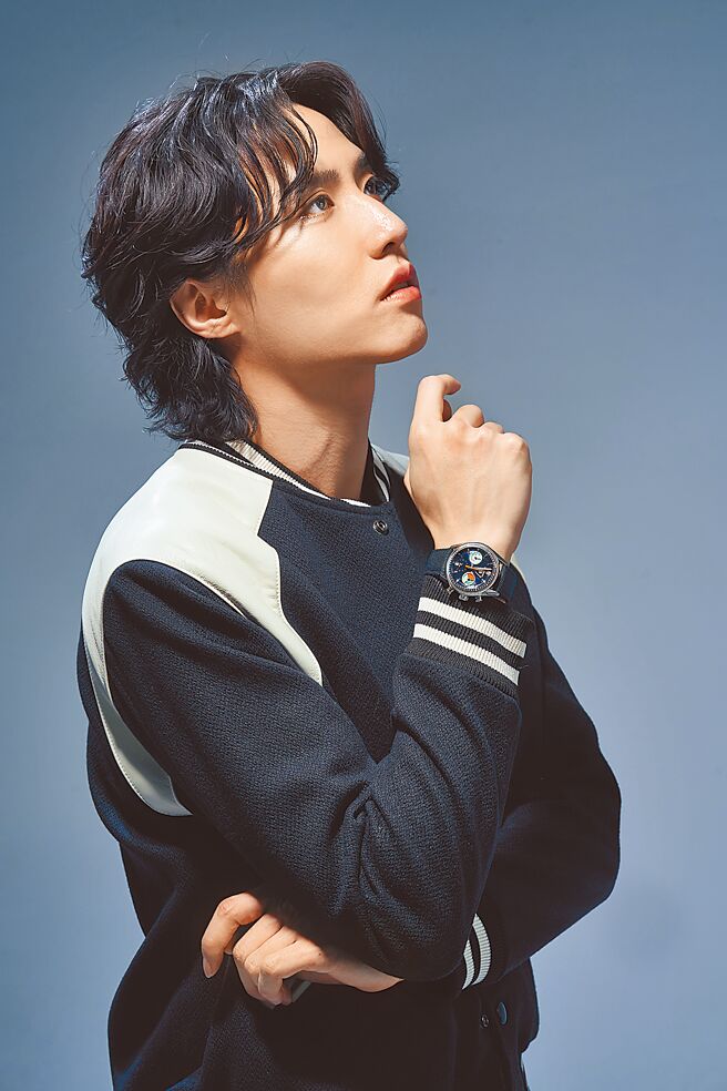 余晋在《省省吧！我家富贵发》首度挑战喜剧，佩戴泰格豪雅为庆祝帆船「无畏号」赢得胜利打造的Carrera Skipper腕表，展现无畏的勇气。（JOJ PHOTO摄，专题企画／中时时尚，服装提供／CELINE）
