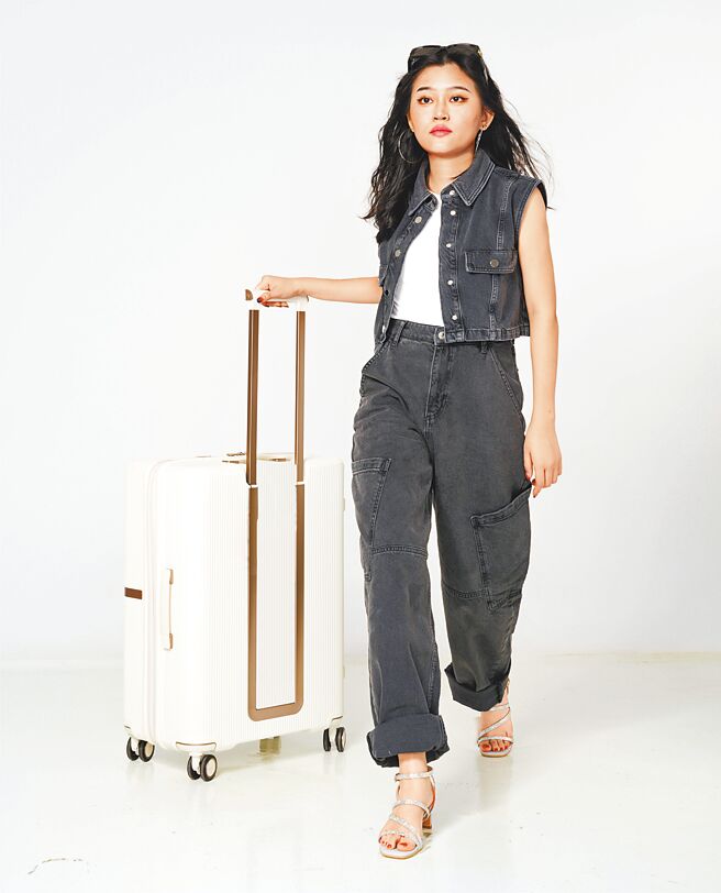 京站推荐顾客可尝试「个性女王」穿搭风格，热门服装包括MANGO「塔莉亚背心」，原价1790元、特价1480元。（京站提供）