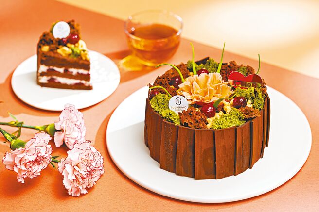 「好馨情」母親節蛋糕選用法國莊園頂級巧克力、酒漬櫻桃設計，巧克力康乃馨花朵則以今年Pantone流行色柔和桃為發想。（富士大飯店提供）