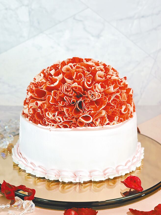 「麗緻坊」母親節限定款「總統夫人」，延伸自20世紀法國艾麗榭宮致敬甜點，手工繁複，每日限量1顆預訂。（麗緻餐旅集團提供）