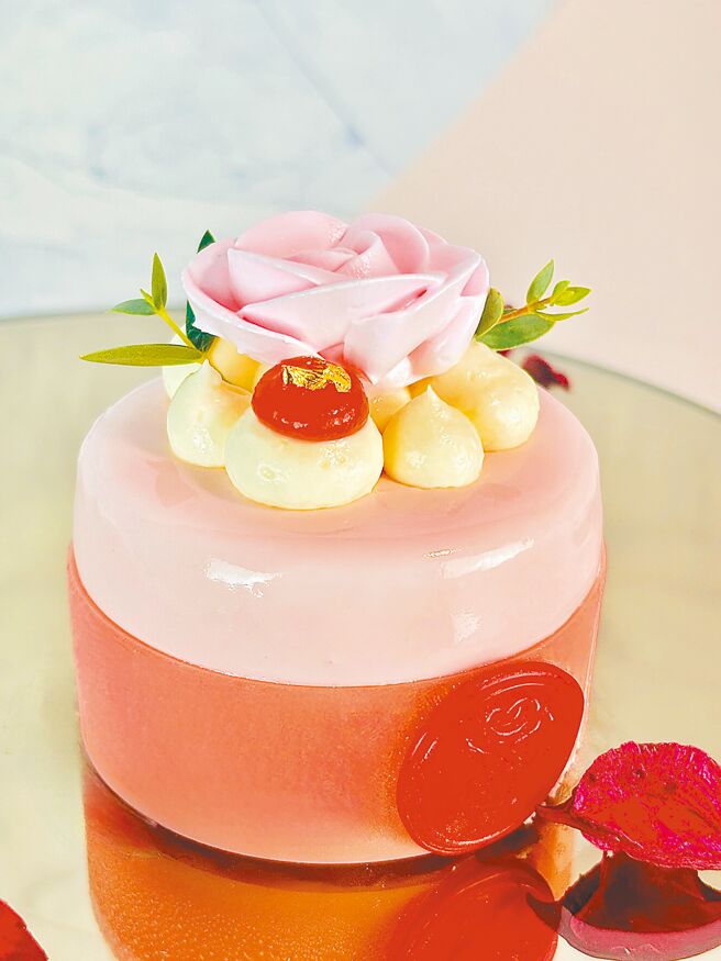 「麗緻坊」母親節限定輕巧款「草莓香緹」，適合媽咪獨享，口味酸甜迷人。（麗緻餐旅集團提供）