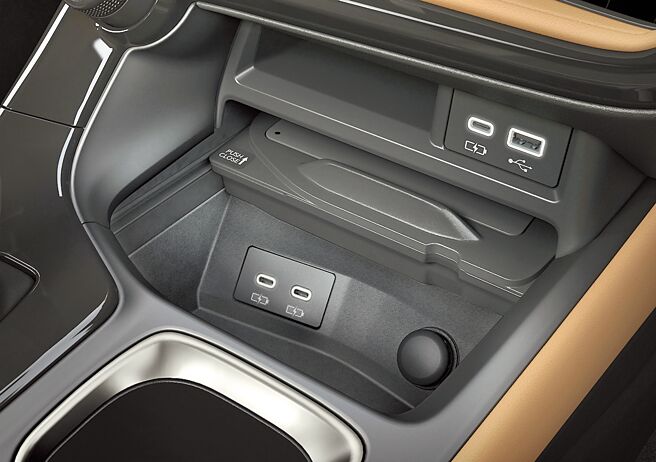 Lexus NX 250以上车型于中央主机下方收纳空间新增2组USB Type-C充电孔。（和泰汽车提供）