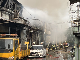 板橋清晨大火！3鐵皮屋「竄黑煙」連環燒    300坪廠房付之一炬