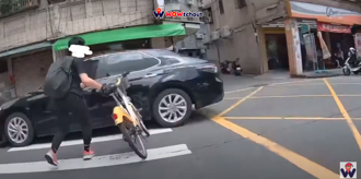 駕駛斑馬線加速衝不禮讓 路人牽Ubike被撞 影片曝