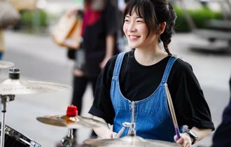 最美鼓手3岁爱女失控爆哭 心累吐育儿黑暗期