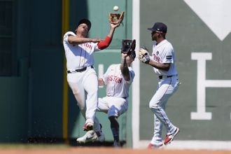 MLB》头破血流！红袜野手「3人追1球」两人互撞受伤