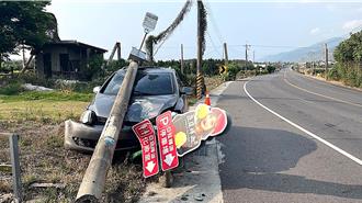 驚險！台東男自撞水泥燈桿    副駕車頂遭砸8月孕妻逃死劫