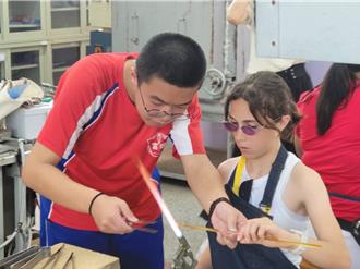 美国交换生至富礼国中 体验新竹硅砂与风城射箭