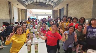 台中海線梧棲飄梅香 上百民眾動手釀梅酒