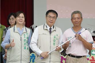 台南「天溝防治月」 黃偉哲贈「天溝棒」盼有效遏阻登革熱