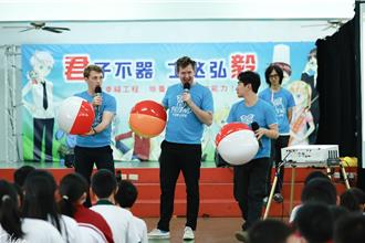 竹南鎮君毅中學請來空中英語外師帶動英語教學