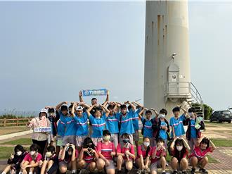 山与海的邂逅  竹南国中带学子旅读好望角