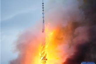 影》「四龙缠绕」尖塔倒了 丹麦首都400年古蹟陷火海