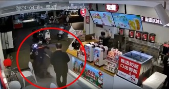 有夠倒楣！大叔買飲料滑手機　遭失控機車正面撞擊倒地