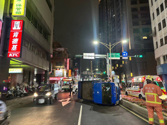 貨車轉彎自撞安全島 車輛「彈起側翻」駕駛送醫