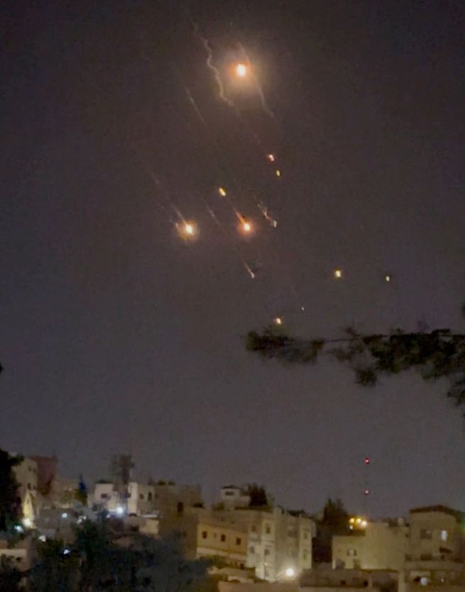 伊朗向以色列發射大量導彈與無人機雖然絕大部份都被攔截下來，但滿天炸彈的場面仍極為嚇人。（圖／路透）