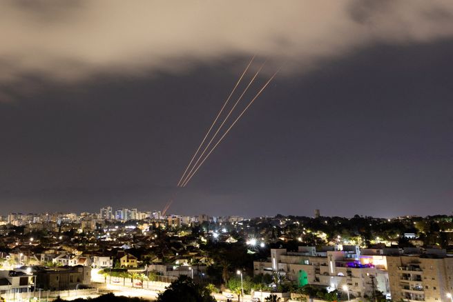 以色列的防空系統發揮高度效率，攔截了絕大多數的導彈與無人機，幾乎未造成傷亡。（圖／路透）