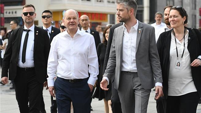 川普胜选可能性增大之际，欧洲重新跟中国靠拢。图为德国总理萧兹（左二）14日抵达重庆访问。（中新社）