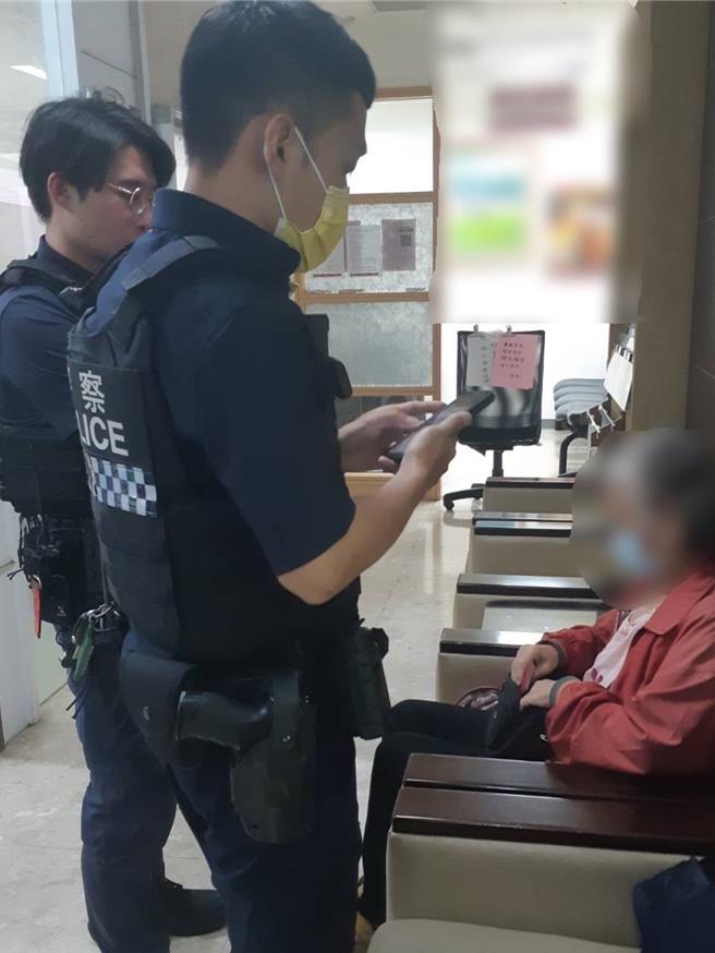 2名警员赶至银行合力劝阻老妇匯款。（民眾提供／宝智华台南传真）