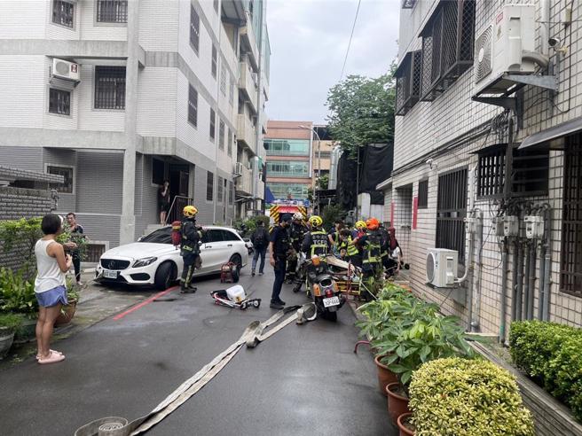 台中市西屯區大聖街1巷弄民宅9日上午驚傳情侶吵架、女方怒潑汽油燃燒恐怖情傷案。（民眾提供／馮惠宜台中傳真）