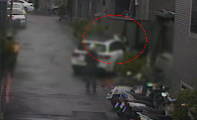 撞死矽品工程師！「叼菸男」今遭女友潑油點火，爭執原因曝光。(翻攝畫面)