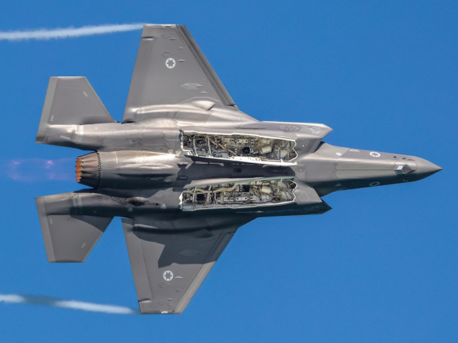 以色列空軍F-35I隱形戰機在哈則林空軍基地（Hatzerim Air Base）上空打開機腹武器艙飛行的資料照。（圖:shutterstock/達志）
