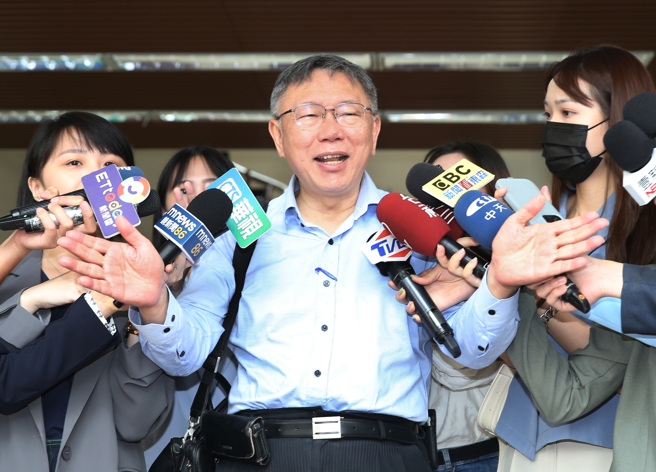 民眾党主席柯文哲16日前往立法院出席党团晨会并受访。（姚志平摄）