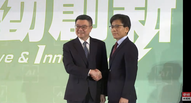 准行政院长卓荣泰（左）公布第三波内阁人事，金管会主委将由政治大学商学院副院长彭金隆（右）出任。（图取自中时新闻网YT直播）