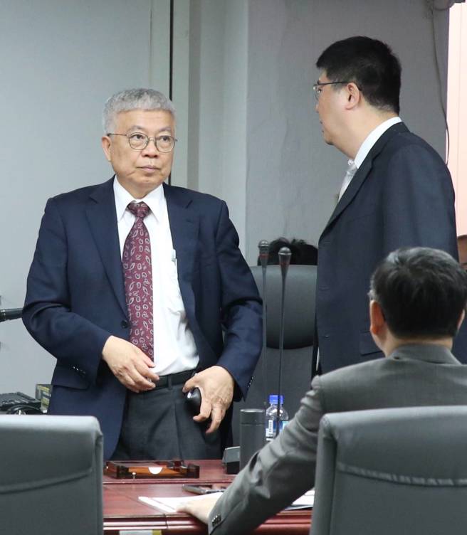 针对建国啤酒厂部分计划变更一案，内政部都市计画委员会16日进行审议，北科大校长王锡福（后左）亲自出席会议。（赵双杰摄）