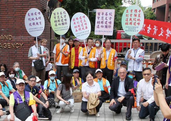 针对建国啤酒厂部分计划变更一案，内政部都市计画委员会16日进行审议，北科大校友们集合在场外表达支持。（赵双杰摄）