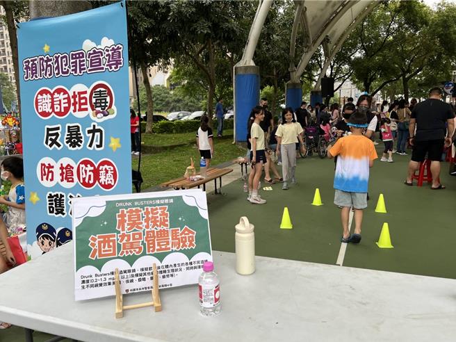 桃园市八德分局于14日在八德区文昌公园结合大和里办公室、桃园市珍珠粉社区照护暨妇幼关怀协会举办的「珍爱八德-儿童音乐会」活动。（八德分局提供）