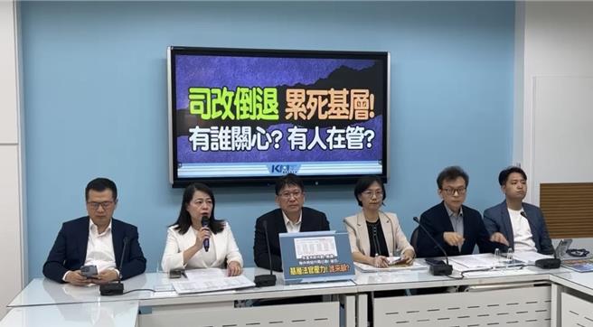 民进党团认为应该找出按下按钮表决的人，国民党团表示，盼民进党不要再纠结，并没有人冒领。（摘自国民党立院党团直播）