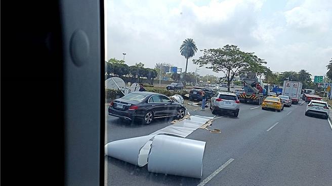 高雄市一辆载运「钢卷」的大货车，16日上午行经小港区中山四路往北、接近小港机场路段时，疑似没有将钢卷捆扎固定好，一卷钢卷直接砸落地面，数辆车闪避不及惨遭波及，一旁路灯、中间分隔岛也全毁，现场全线封闭，南向内线也受影响，警方正封锁现场、调查有无人员受伤。（取自「记者爆料网」／袁庭尧高雄传真）