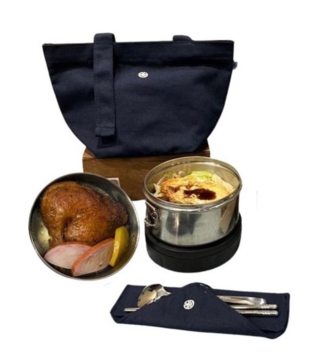 綠光劇團與台鐵便當合作推出「銬得住創世紀」限定版便當，4月19日首賣日販售限量50組鋼盒便當。（台鐵公司提供／蔡亞樺台北傳真）