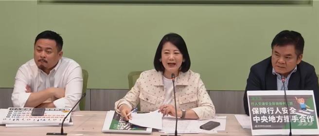 民进党立院党团表示，徐巧芯应该虚心接受社会检验，这也是给她自我检讨很好的机会，过去她用什么标准要求别人，己所不欲勿施于人。（摘自民进党立院党团直播）