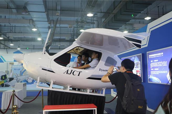 大陆工信部资讯通信经济专家委员会委员盘和林16日撰文表示，要最大化低空经济发展，释放产业红利，需让安全先行，具体就是要落实到法规建设、基础设施等层面。（摘自中新社）