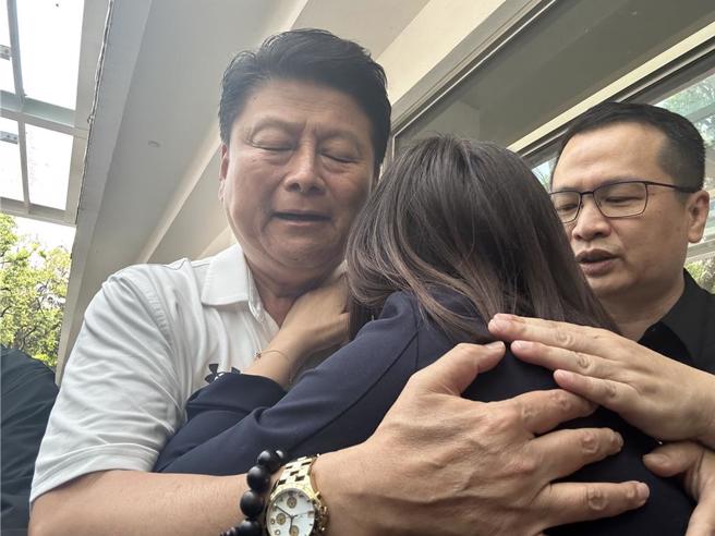 徐巧芯（中）日前到花莲关心震灾时，因被媒体问到大姑夫妇涉及诈骗、洗钱一事，倒在党团总召傅昆萁（后左）怀里放声大哭。（中时资料照，罗亦晽摄）