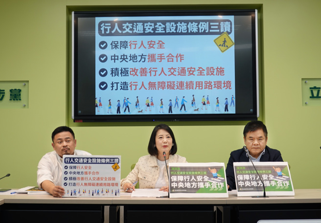 虽然立法院长韩国瑜今（16）日在院会裁示，上周五发生国民党立委卢县一未到场却遭冒名代领案，是因当天会场干事误插表决卡所致，不存在委员代领或冒领。对此，民进党立院党团干事长吴思瑶（中）表示，国民党团还是难辞其咎，欠社会一个说明。