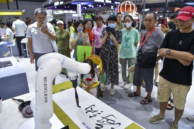 史丹佛大學人工智慧研究院（Human-Centered Artificial Intelligence，簡稱HAI）最新《報告》顯示，2023年全球AI投資已連續第二年下降。（摘自中新社）