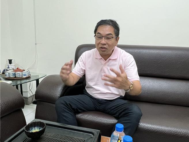 民进党台南市党部主委选举登记第2天，被视为涌言会的前台南市议员陈金钟，上午抢头香完成登记。（洪荣志摄）