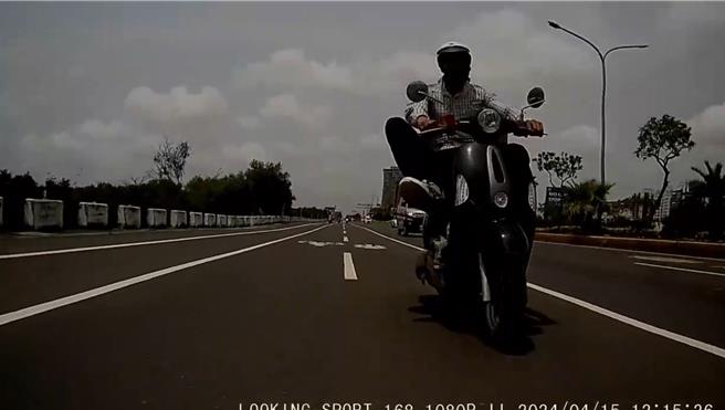 一名男騎士從後方追上郭女，舉腳作勢要踹郭女的機車。（民眾提供／寶智華台南傳真）