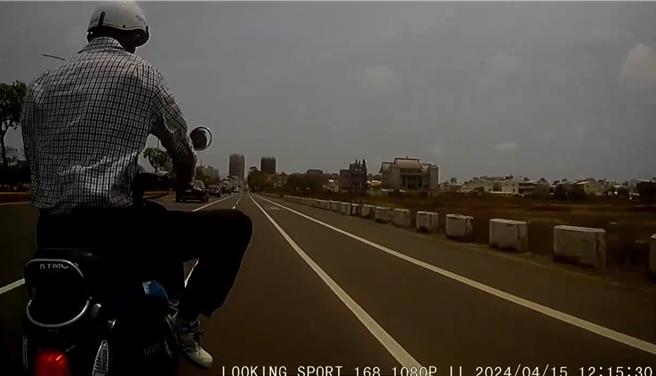 男騎士加速到郭女機車前再緊急煞車，造成郭女反應不及而摔倒。（民眾提供／寶智華台南傳真）