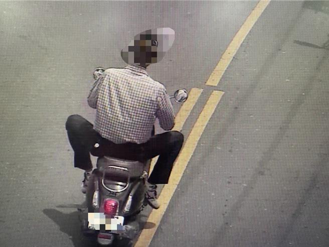 警方調閱道路監視器畫面，正追查這名男騎士。（民眾提供／寶智華台南傳真）