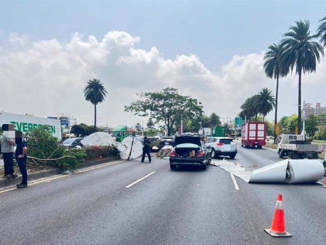 9卷钢卷有6卷直接砸落地面，数辆车闪避不及惨遭波及，一旁路灯、中间分隔岛也全毁。（高市小港分局提供／袁庭尧高雄传真）