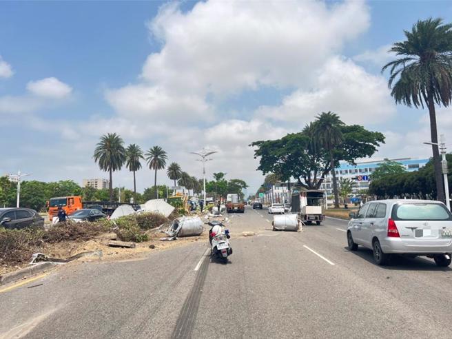 9卷钢卷有6卷直接砸落地面，数辆车闪避不及惨遭波及，一旁路灯、中间分隔岛也全毁。（高市小港分局提供／袁庭尧高雄传真）