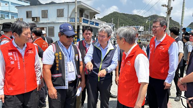 行政院长陈建仁今天访视兰屿小犬灾后復建情形。（台电提供／蔡旻妤台东传真）
