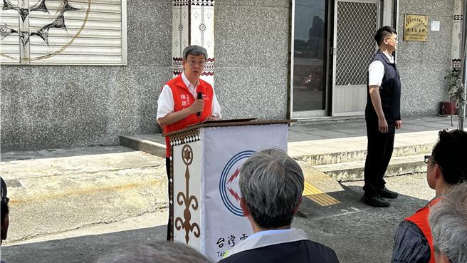 行政院长陈建仁今天访视兰屿小犬灾后復建情形。（台电提供／蔡旻妤台东传真）